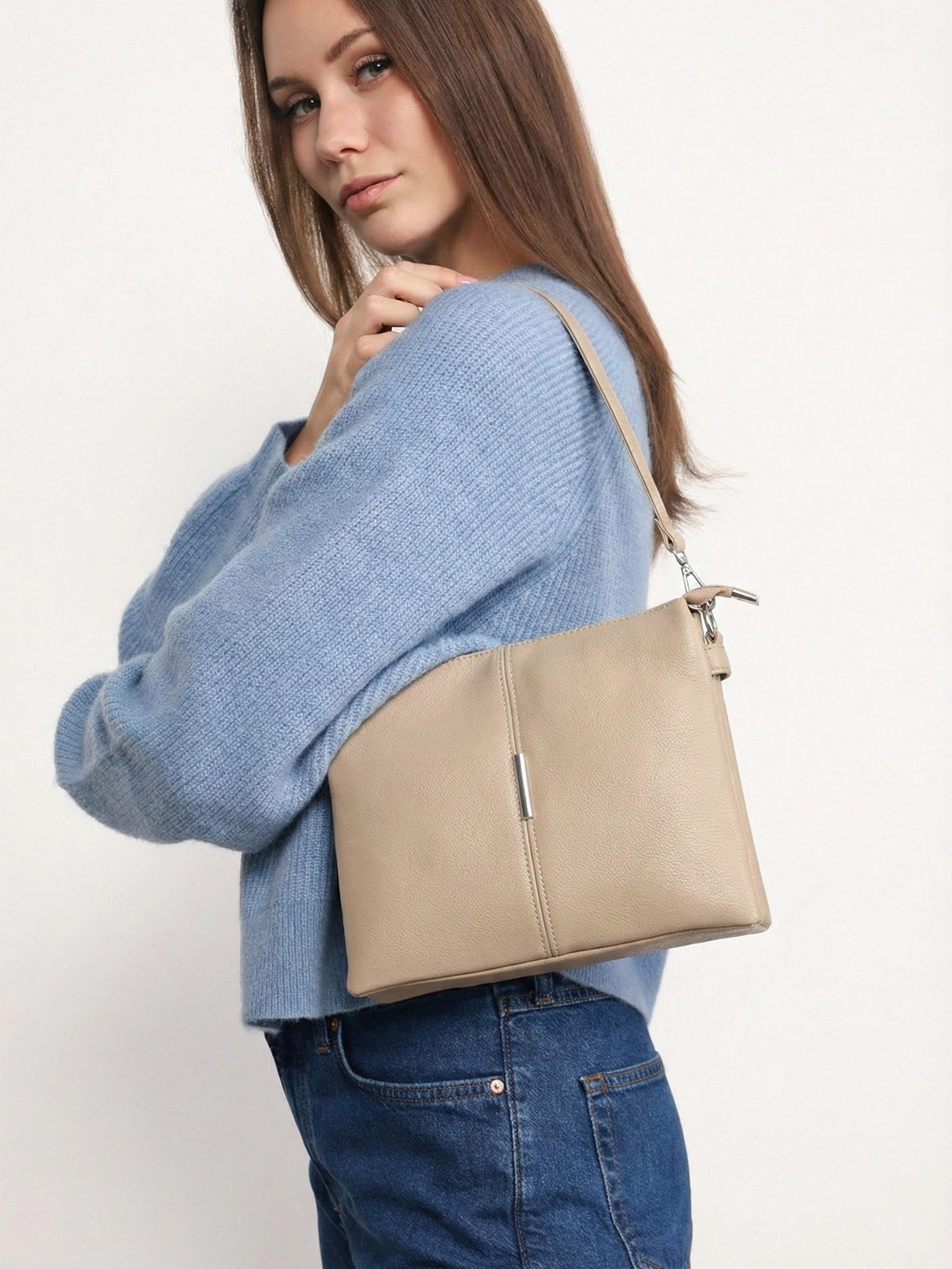 Сумка-кроссбоди с декоративным патчем в ассортименте